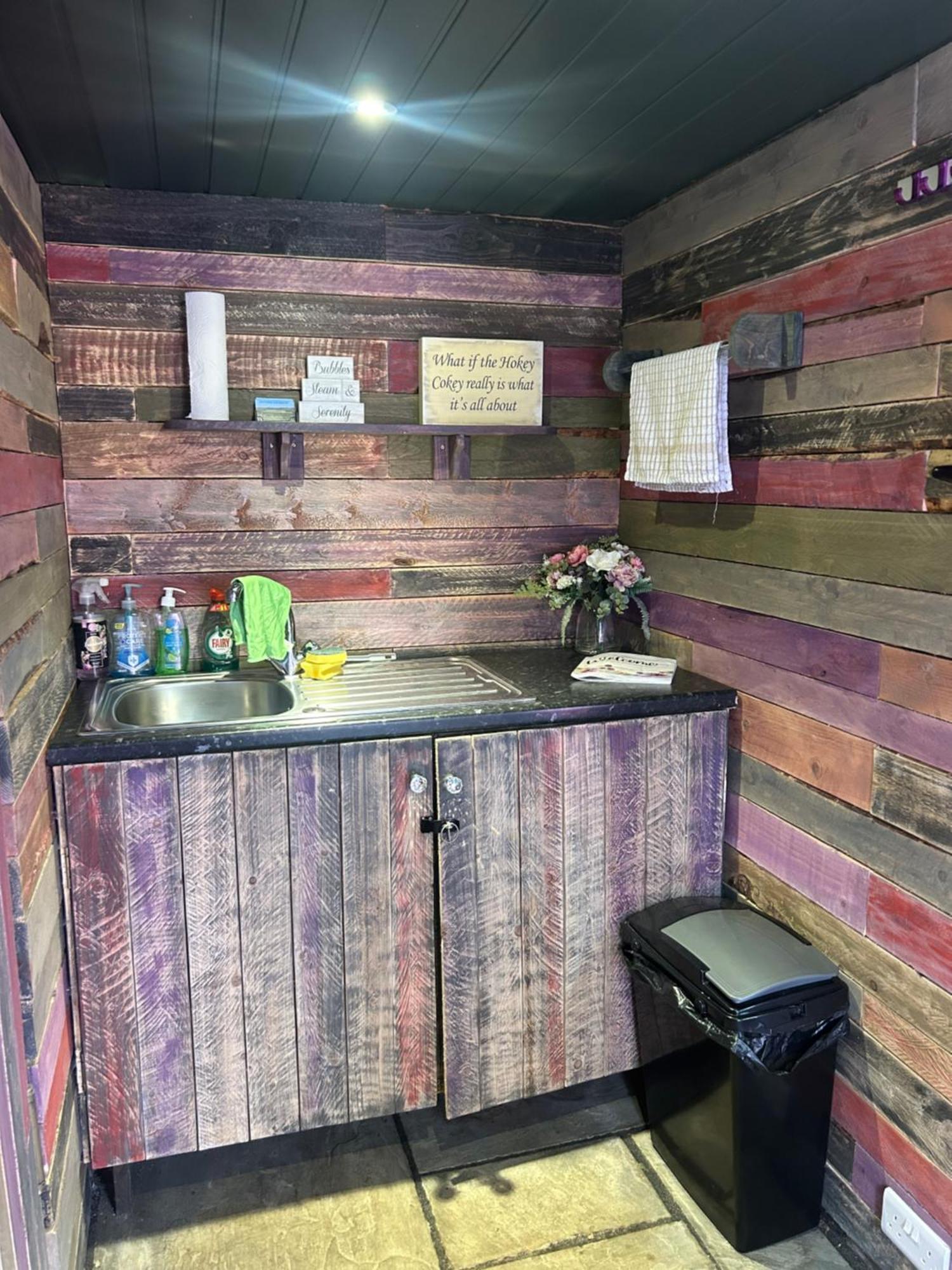 Rhodes To Serenity - Waterfall Shepherds Hut Cauldon Exterior foto
